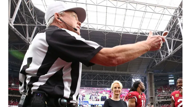 Referee Walt Coleman doing a coin toss in 2018 at the Commanders vs Cardinals game