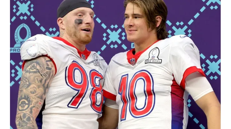 Maxx Crosby (left) Justin Herbert during the Pro Bowl in 2022