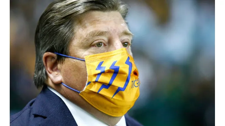 Head coach Miguel Herrera of Tigres UANL