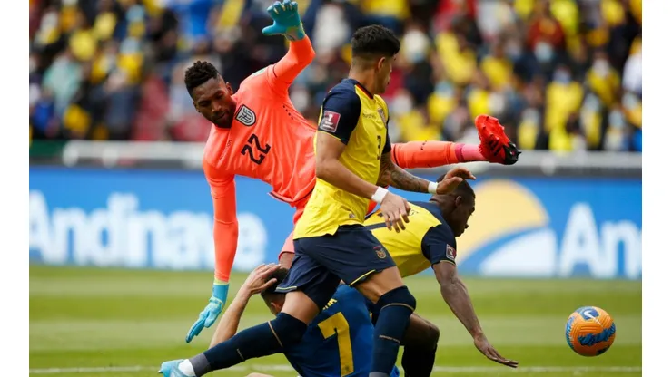 Alexander Dominguez fouls Matheus Cunha.