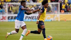 Angelo Preciado of Ecuador fights for the ball with Vinícius Júnior of Brazil.