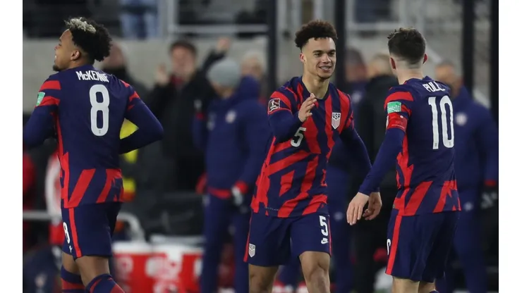 Antonee Robinson #5 of United States celebrates with his teammates.