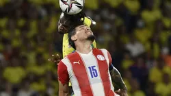 Gomez of Paraguay fight for ball possession against Zapata of Colombia (behind) (Futbolsites)