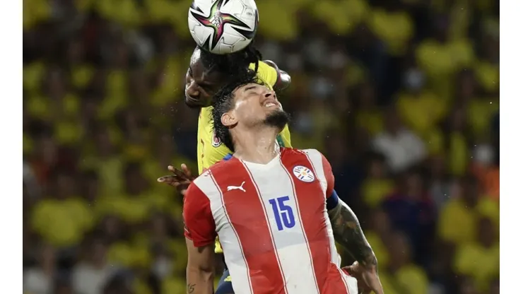 Gomez of Paraguay fight for ball possession against Zapata of Colombia (behind) (Futbolsites)