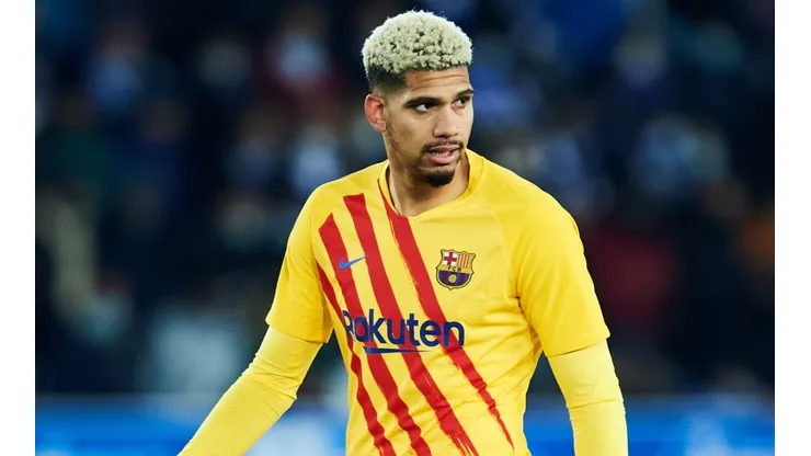 Ronald Araujo's contract with Barcelona expires in June 2023.