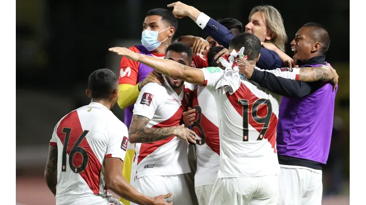 Peruvian players with Head coach Ricardo Gareca
