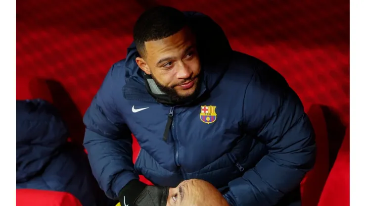 Memphis Depay of Barcelona on the bench