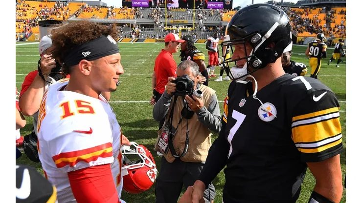 Patrick Mahomes (left) and Ben Roethlisberger shake hands after a Chiefs' win over the Steelers in 2018.