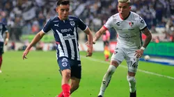 Carlos Rodriguez (L) of Monterrey fights for the ball with Luis Reyes (R) of Atlas