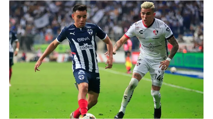 Carlos Rodriguez (L) of Monterrey fights for the ball with Luis Reyes (R) of Atlas