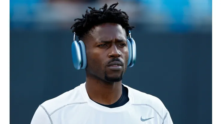 Antonio Brown suddenly left the Bucs road game against the Jets.