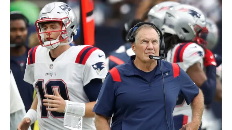 New England Patriots coach Bill Belichick (R) and quarterback Mac Jones.