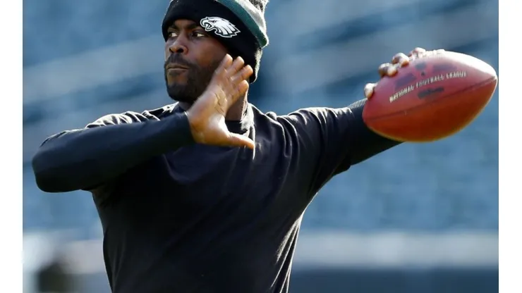 Quarterback Michael Vick was left handed while playing for the Philadelphia Eagles