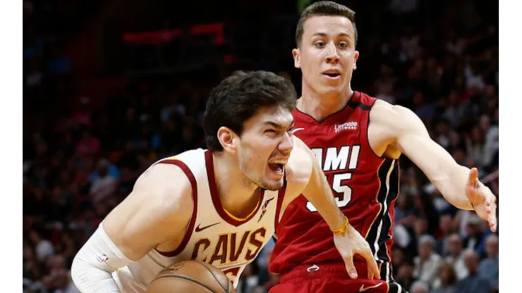 Cedi Osman of Cavaliers (left) tries to avoid Duncan Robinson of Miami Heat