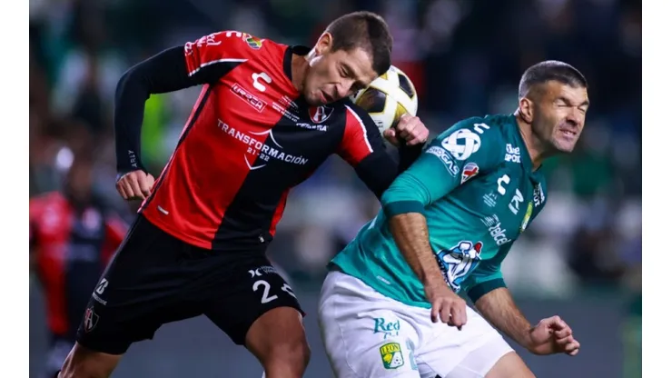Martín Nervo of Atlas (left) and Emmanuel Gigliotti of Leon