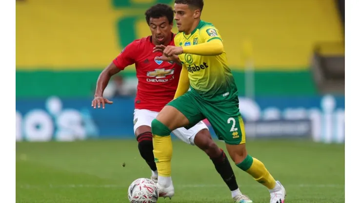 Jesse Lingard of Manchester United (left) fights for ball control against Max Aarons of Norwich City by Catherine Ivill (Futbolsites)