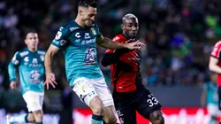 Julián Quiñones of Atlas fights for the ball with Ramiro González of Leon