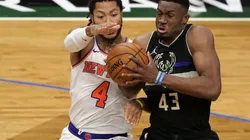 Derrick Rose of Knicks (left) fighting for ball possession against Thanasis Antetokounmpo of Bucks