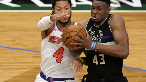 Derrick Rose of Knicks (left) fighting for ball possession against Thanasis Antetokounmpo of Bucks