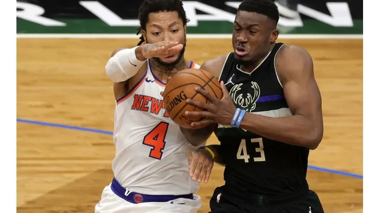 Derrick Rose of Knicks (left) fighting for ball possession against Thanasis Antetokounmpo of Bucks