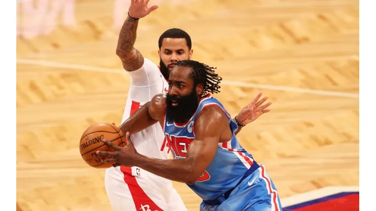 DJ Augustin of Houston Rockets (left) tries to stop James Harden of Nets (Futbolsites)