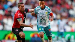 Hugo Nervo of Atlas (left) tries to stop Luis Montes of Leon