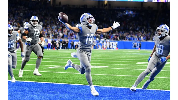 Amon-Ra St. Brown #14 of the Detroit Lions celebrates