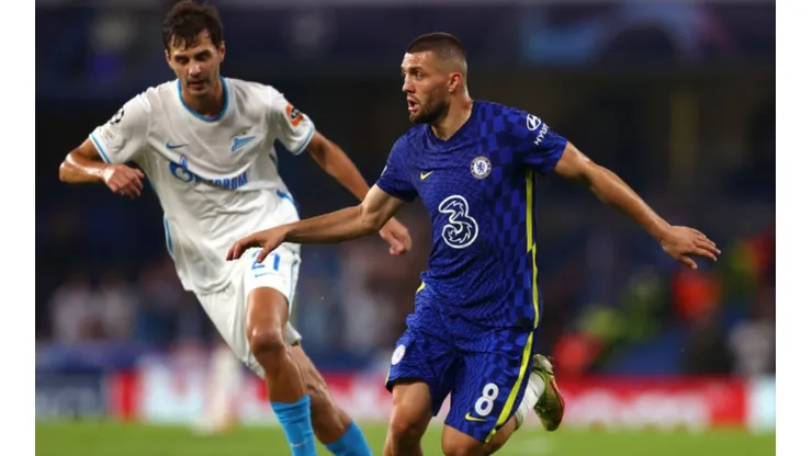 Aleksandr Erokhin of Zenit (left) tries to stop Mateo Kovacic of Chelsea