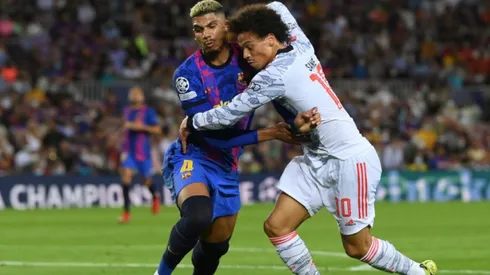 Ronald Araujo of FC Barcelona (left) fight for ball possession against Leroy Sane of Bayern Munich