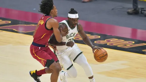 Collin Sexton of Cavaliers (left) tries to stop Jrue Holiday of Bucks