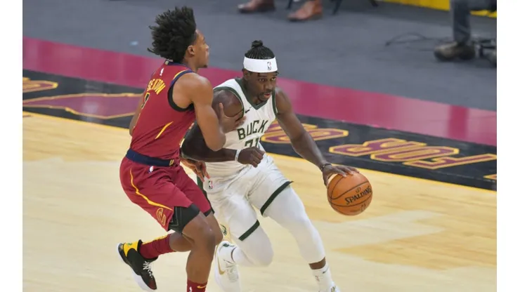 Collin Sexton of Cavaliers (left) tries to stop Jrue Holiday of Bucks