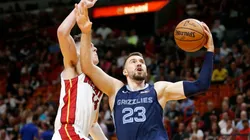 Tyler Herro of Miami (left) tries to prevent a shot from Marko Guduric of Grizzlies