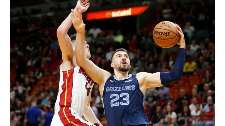 Tyler Herro of Miami (left) tries to prevent a shot from Marko Guduric of Grizzlies