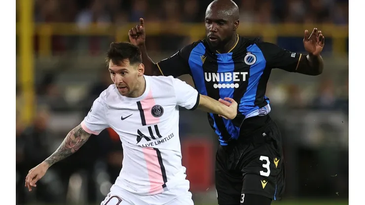 Lionel Messi of PSG (left) and Eder Alvarez Balanta of Club Brugge (right)