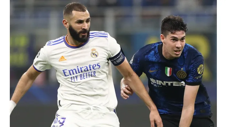 Karim Benzema of Real Madrid (left) competes with Alessandro Bastoni of Inter (right)