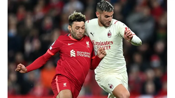 Theo Hernandez of Milan (right) and Alex Oxlade-Chamberlain of Liverpool (left)