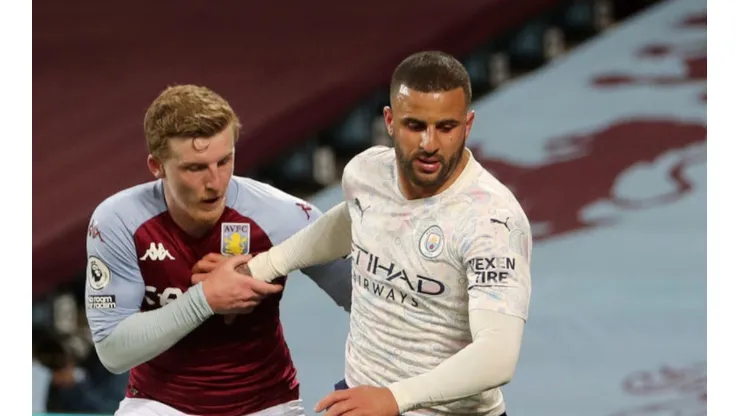 Matt Targett of Aston Villa (lef) tries to block Kyle Walker of Manchester City