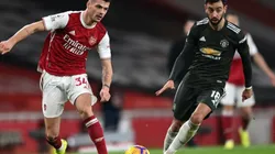 Xhaka of Arsenal (left) fights the ball possession against Bruno Fernandes of Manchester United (Futbolsites)