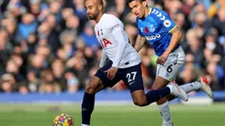 Lucas Moura of Tottenham (left) run away from Allan of Everton