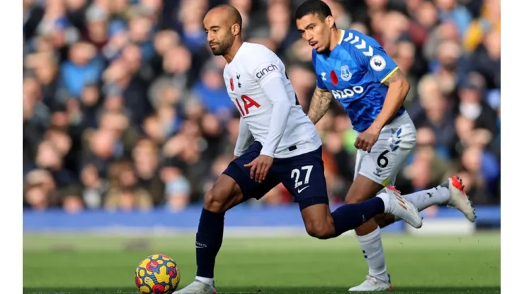 Lucas Moura of Tottenham (left) run away from Allan of Everton