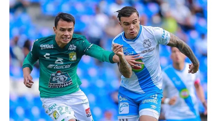 Christian Tabó #10 of Puebla (right) and Osvaldo Rodríguez #24 of León