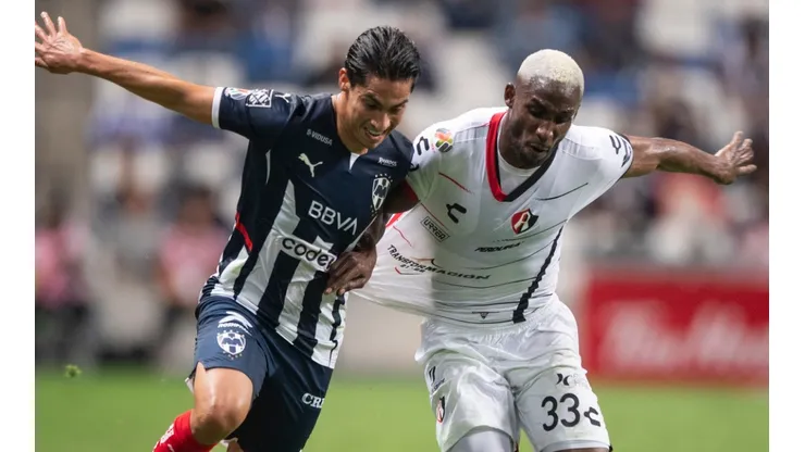 Erick Aguirre of Monterrey (left) against Julian Quiñones of Atlas.
