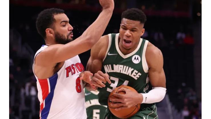 Trey Lyles of Pistons (left) tries to block Giannis Antetokounmpo of Bucks