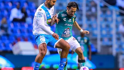 Diego de Buen of Puebla (left) Fernando Navarro of Leon by Manuel Velasquez (Futbolsites)