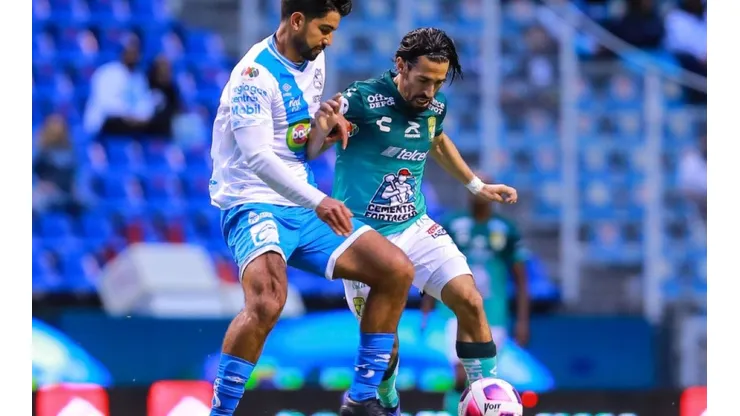 Diego de Buen of Puebla (left) Fernando Navarro of Leon by Manuel Velasquez (Futbolsites)