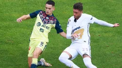 Alvaro Fidalgo of Club America (left) against Arturo Ortiz of Pumas UNAM.