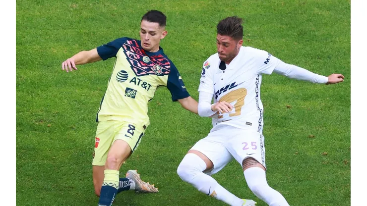 Alvaro Fidalgo of Club America (left) against Arturo Ortiz of Pumas UNAM.