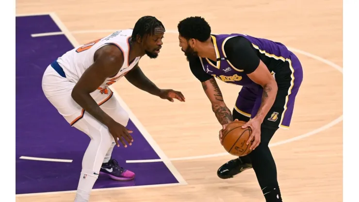Julius Randle of Knicks (left) tries to defend Anthony Davis of Lakers by Harry How