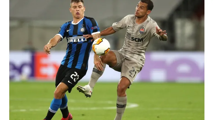 Nicolo Barella of Inter (left) tries to stop Alan Patrick of Shakhtar Donetsk