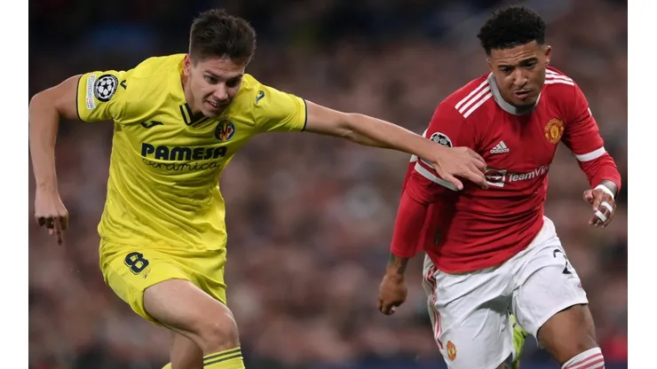 Jadon Sancho of Manchester United (right) and Juan Foyth of Villarreal (left)